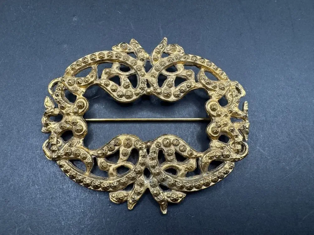 Vintage Signed Victorian Style Textured Gold Tone Filigree Brooch Pin 2.58